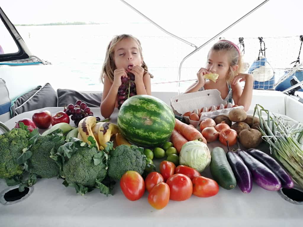 Sara y Mia disfrutando de la fruta y verdura fresca.