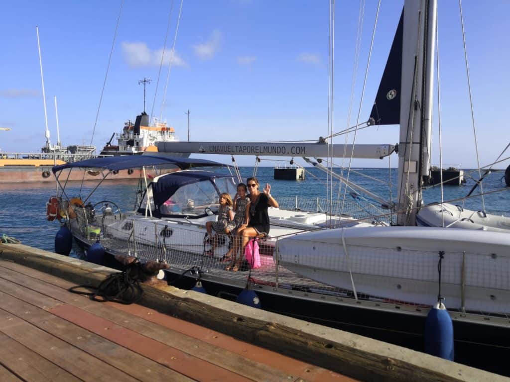 Realizando el registro de entrada a Aruba amarrado en el muelle comercial.