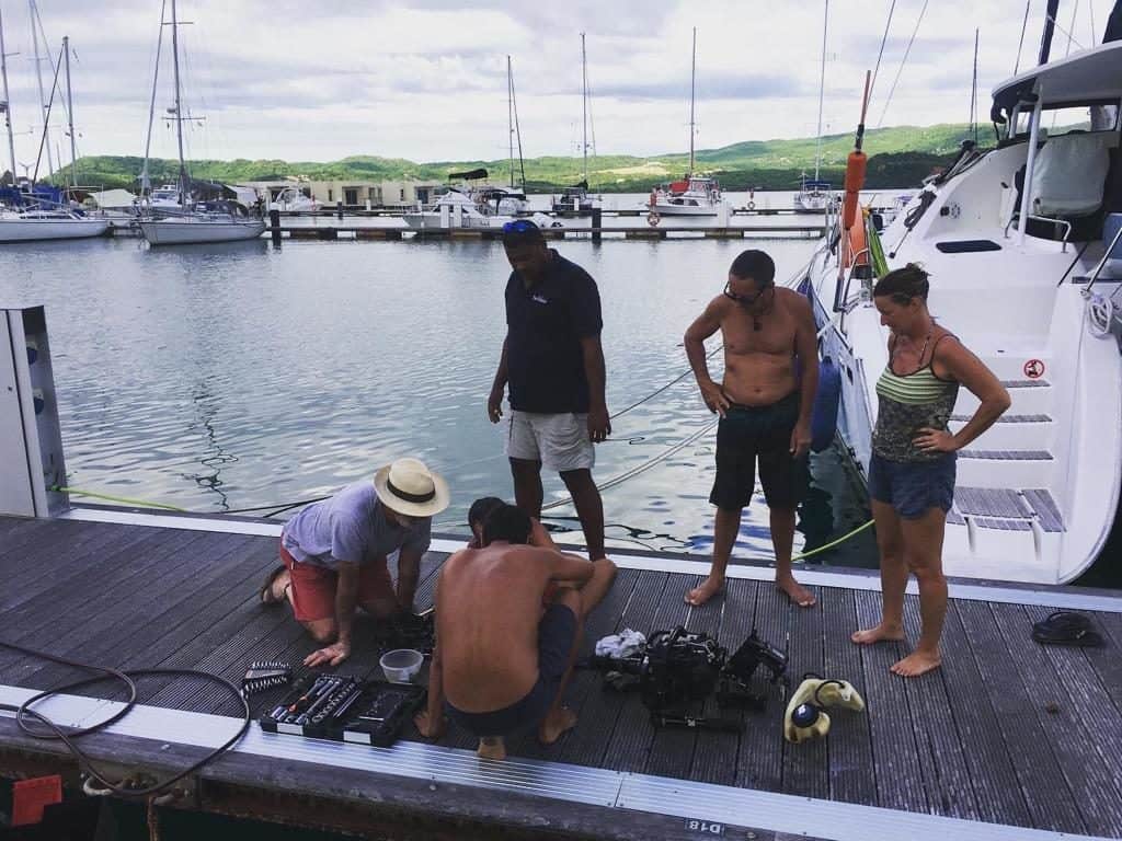 Reparando el Motor Fueraborda en el Pantalán.