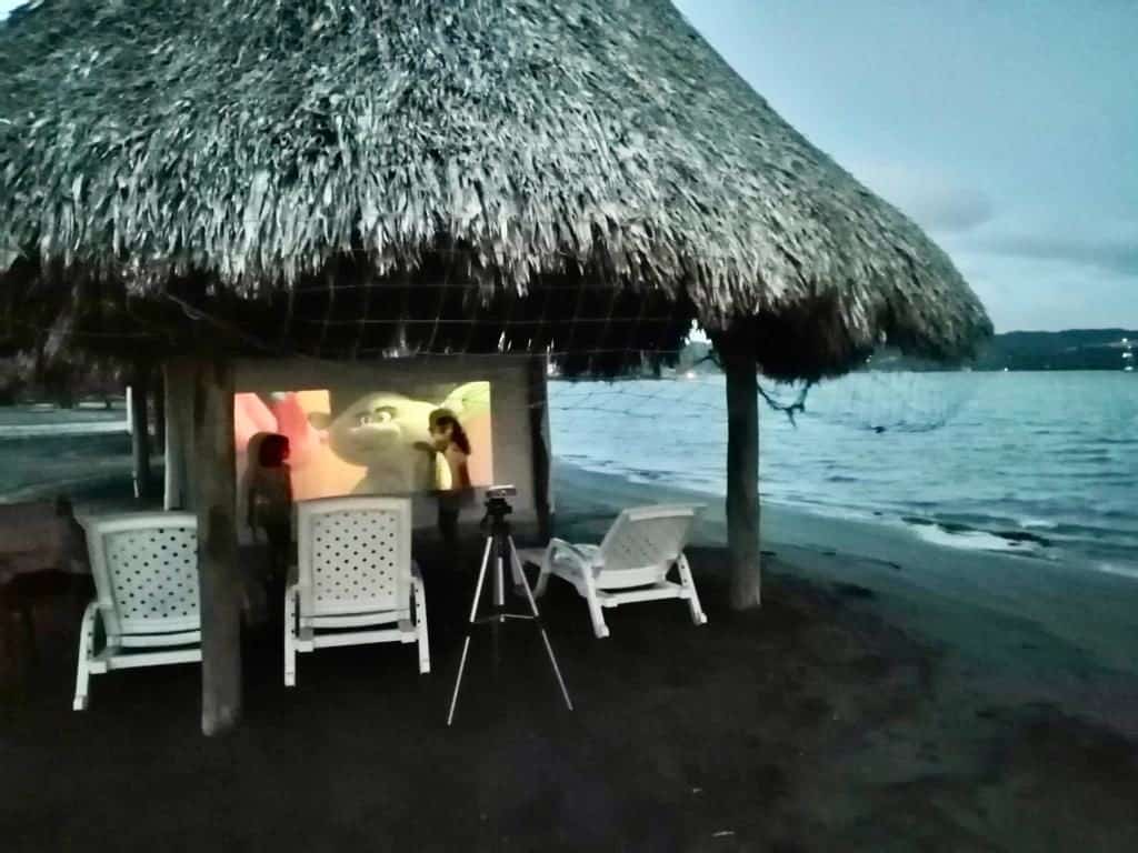 Cine al aire libre en Puerto Velero.