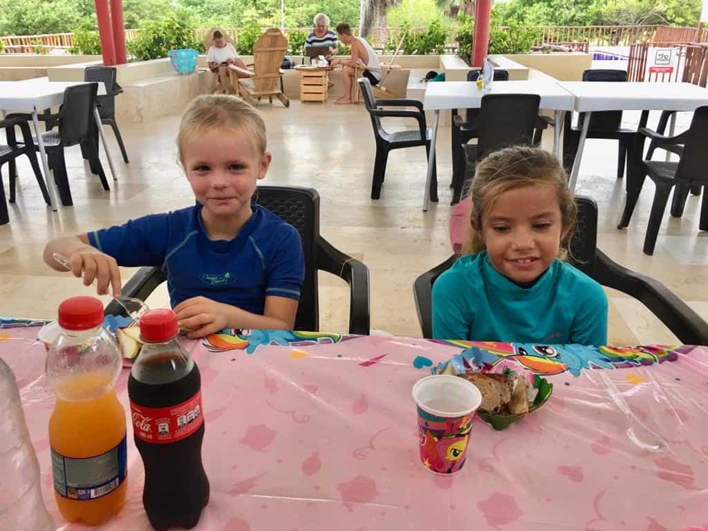 Celebrando el Cumple de Tilda en la Piscina.