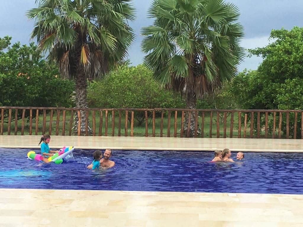 A remojo en la piscina de Puerto Velero.