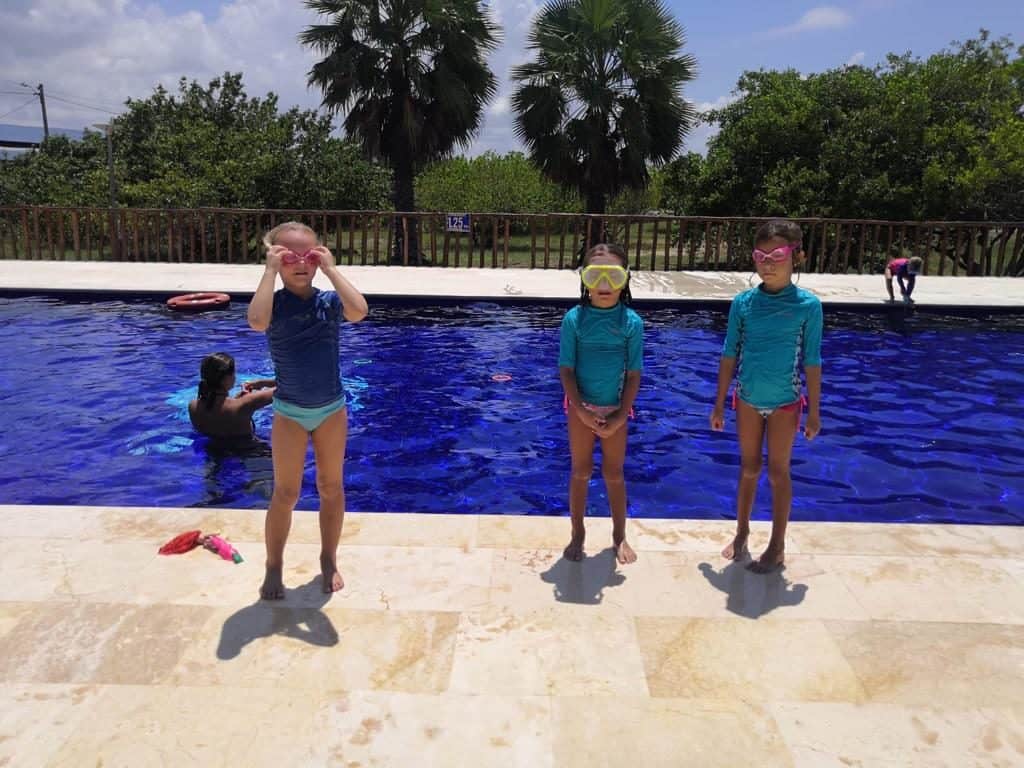 Sara y Mia en la piscina de Puerto Velero.