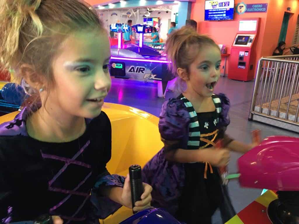 Pasándoselo en grande en el Centro Comercial de Barranquilla.