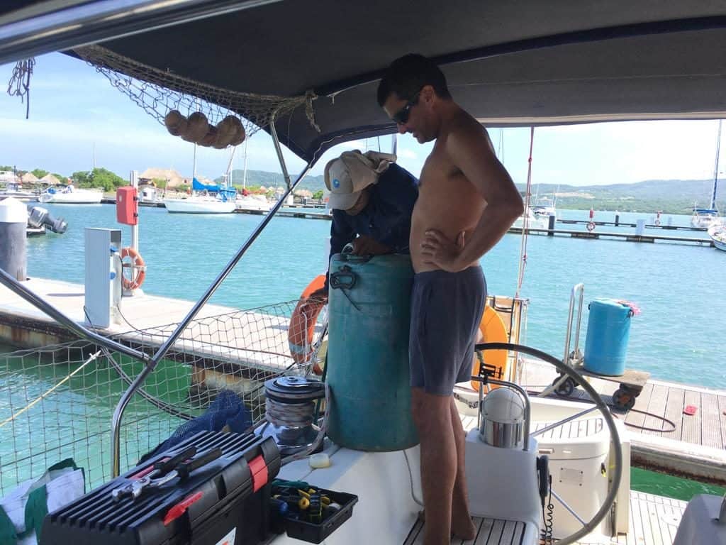 Llenando el deposito de Gasoil antes de zarpar.