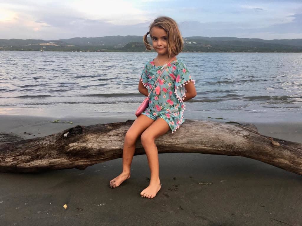 Mia posando en la playa de Puerto Velero.