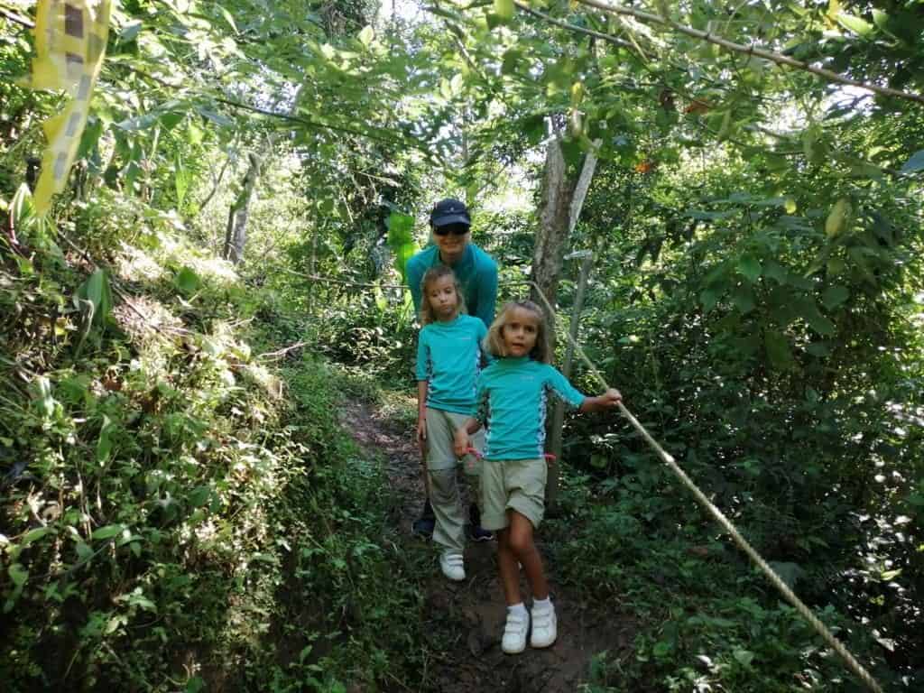 Trekking hacia Pozo Cristal en Minca.