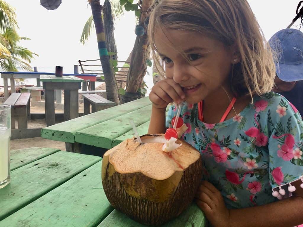 Mia probando la piña colada.