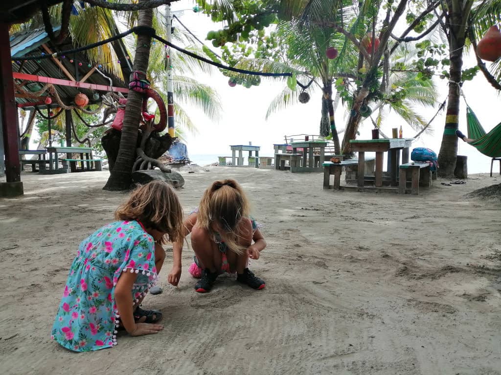 Sara y  Mia jugando con un cangrejo ermitaño.