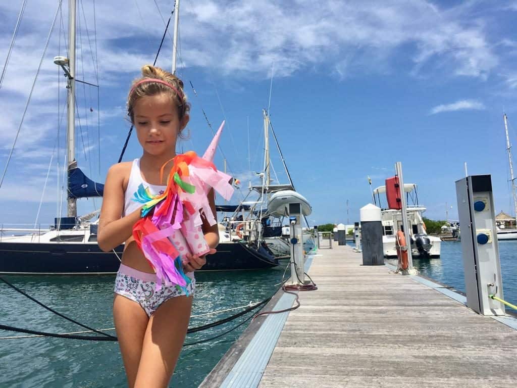 Sara feliz con su unicornio.