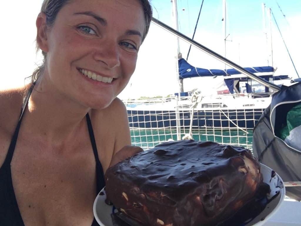 Maria regalando tartas de cumpleaños.
