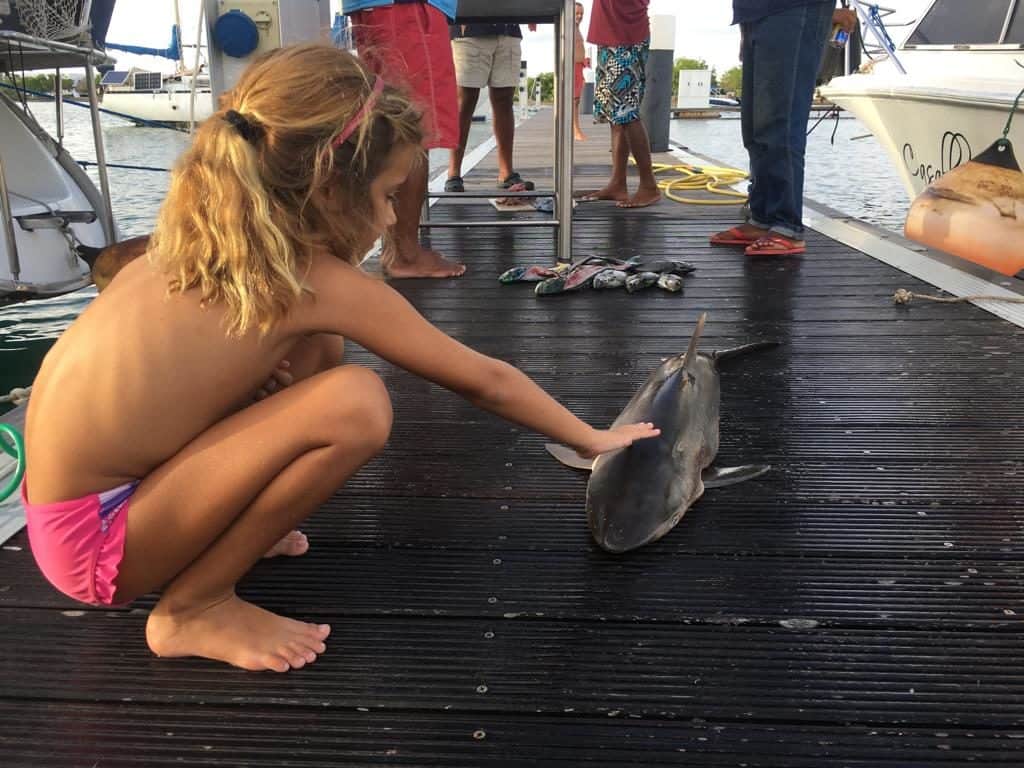 Sara acariciando la pesca del día.