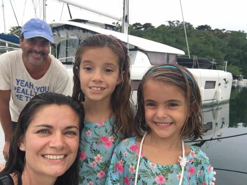 Foto de Familia  con el Catamarán de los amigos brasileños al fondo.