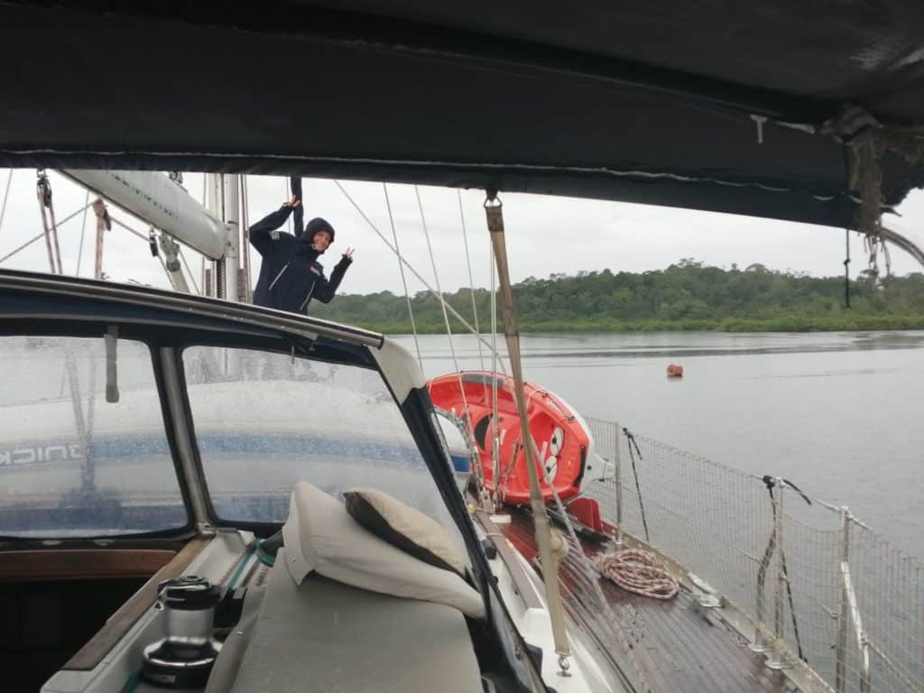Maria preparando el barco  para amarrar y cantando bajo la lluvia.