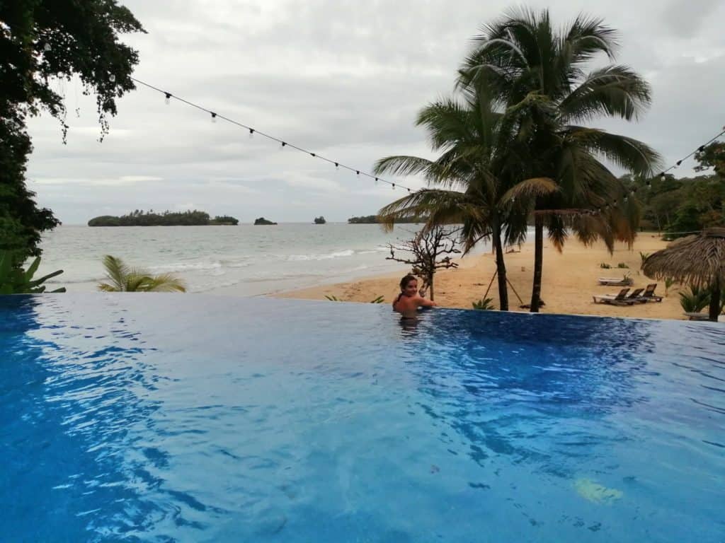 Piscina desbordante en la Marina Red Frog.