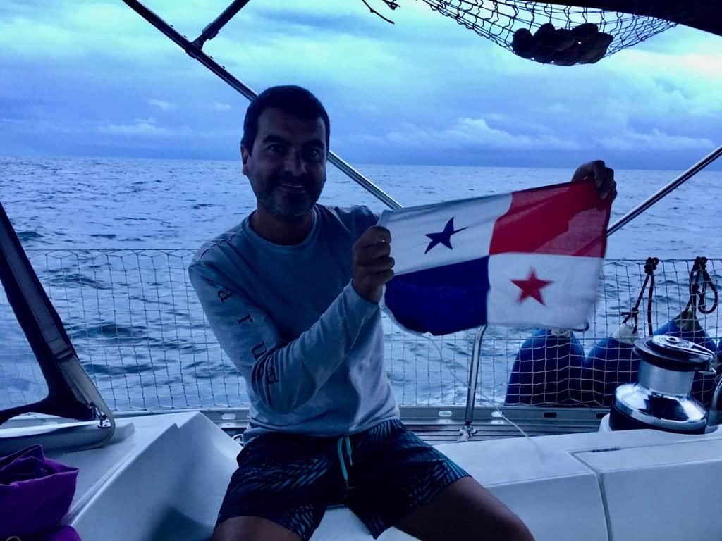 Preparando la bandera de cortesia de Panamá.