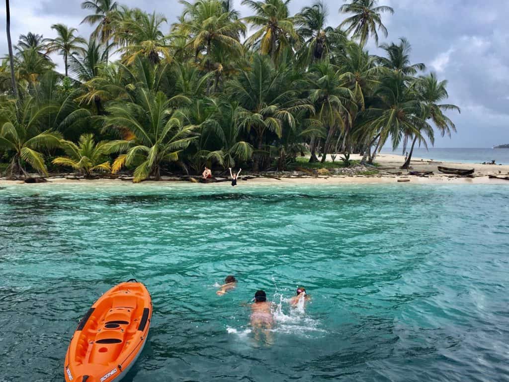 Nuestro fondeo en Cayos Holandeses.