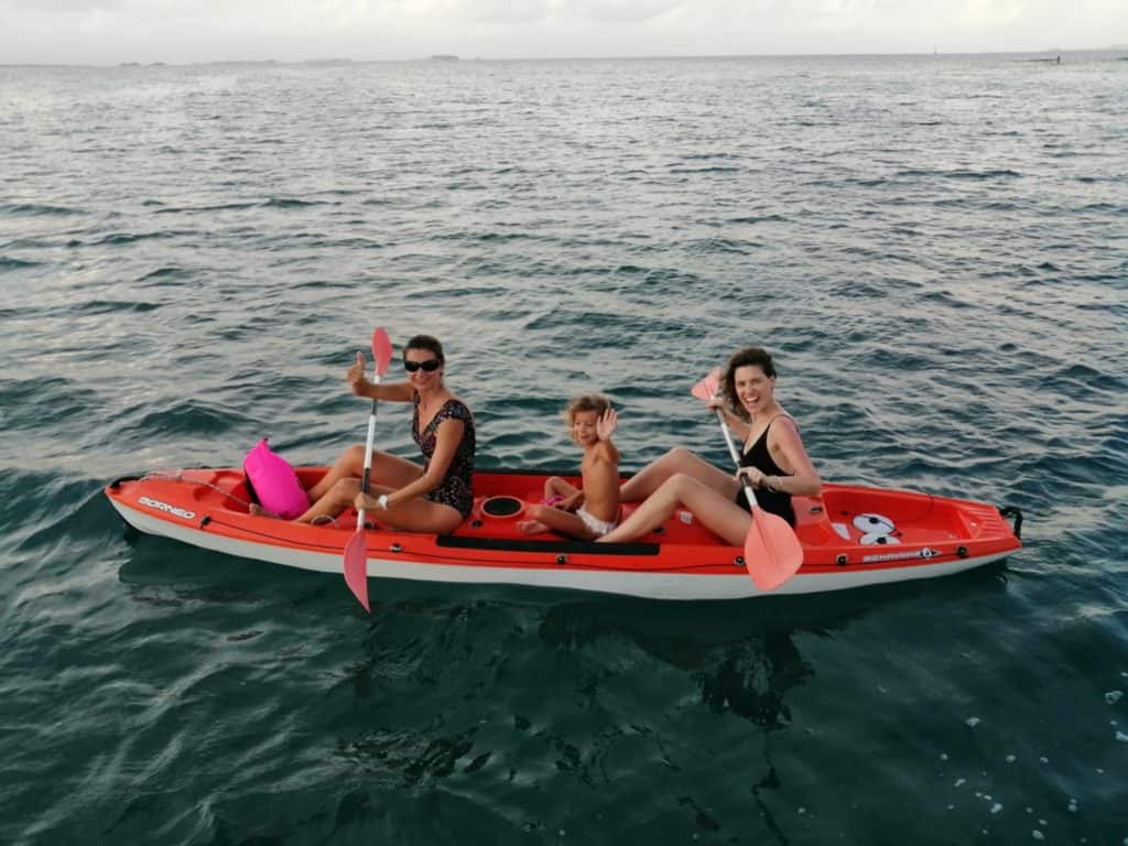 Las Marias  y Sara bajando a tierra.