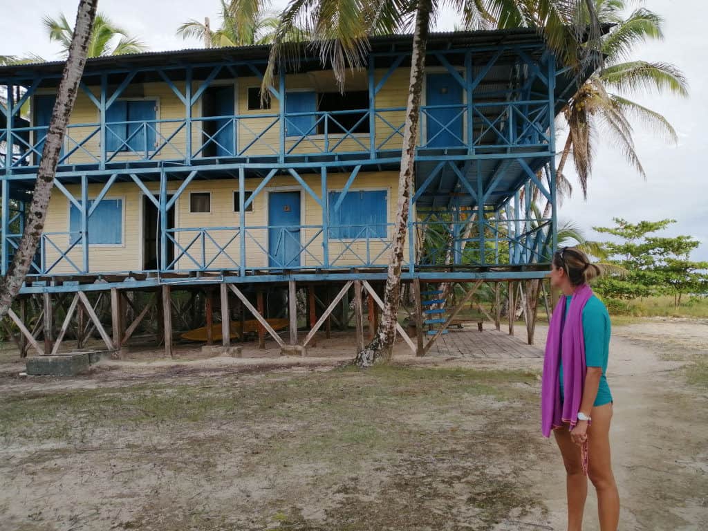 Hotel abandonado en Playa Azul.