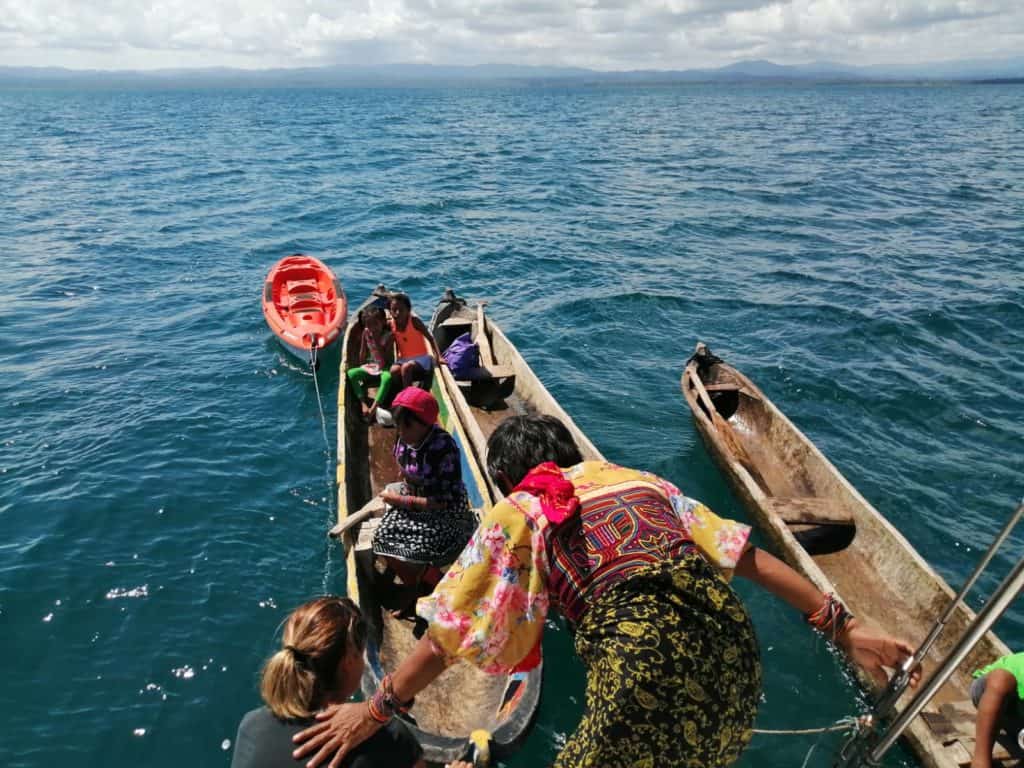 Guna Yala desembarcando en el Saramia.
