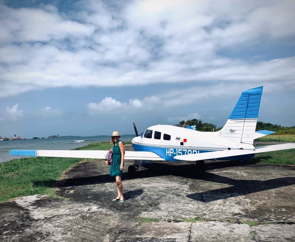 Maria posando con su avioneta.