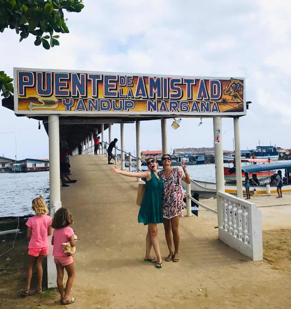 Las Marias en el puente que une Narganá  y Corazón de  Jesús.