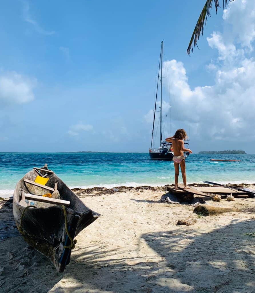 Un Ulu de los Guna Yala y el Saramia de fondo.