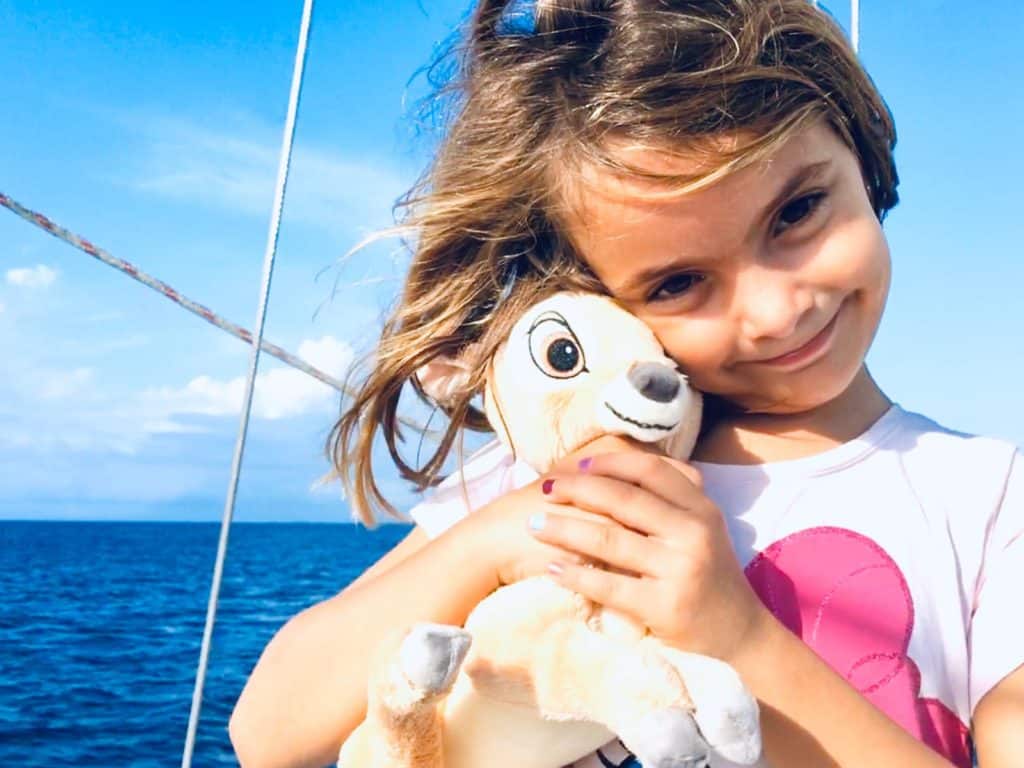 Mia con el Bambi que le regalaron Lucas y Maria.