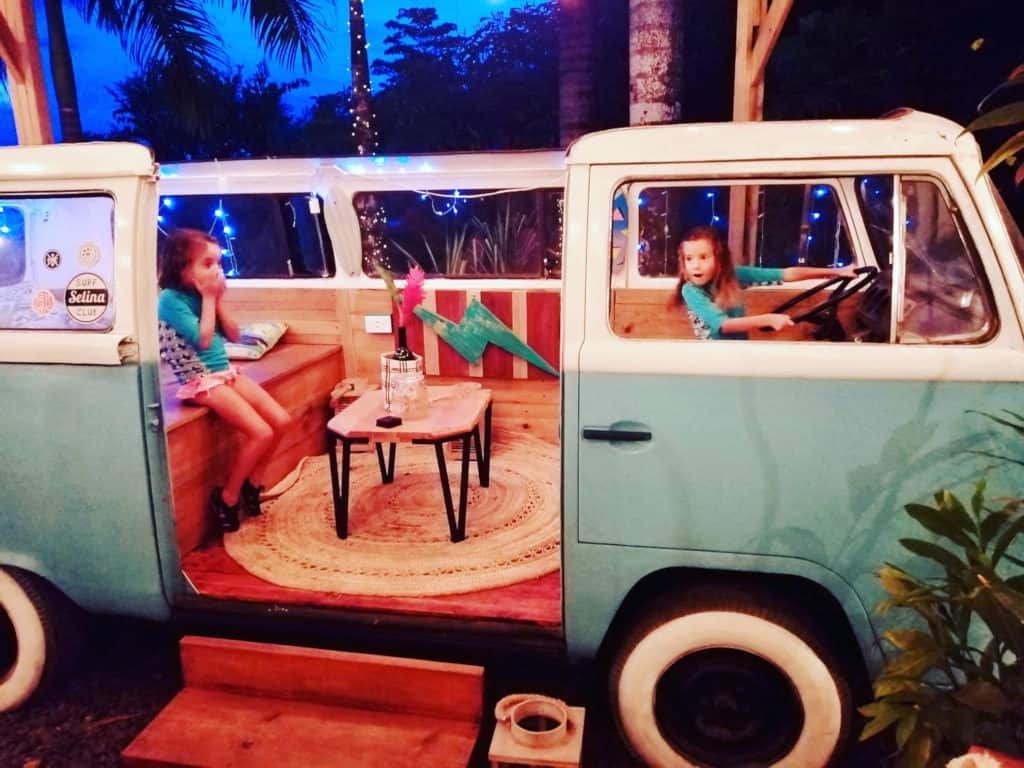 Sara y Mia en una VW en el hotel Selina.