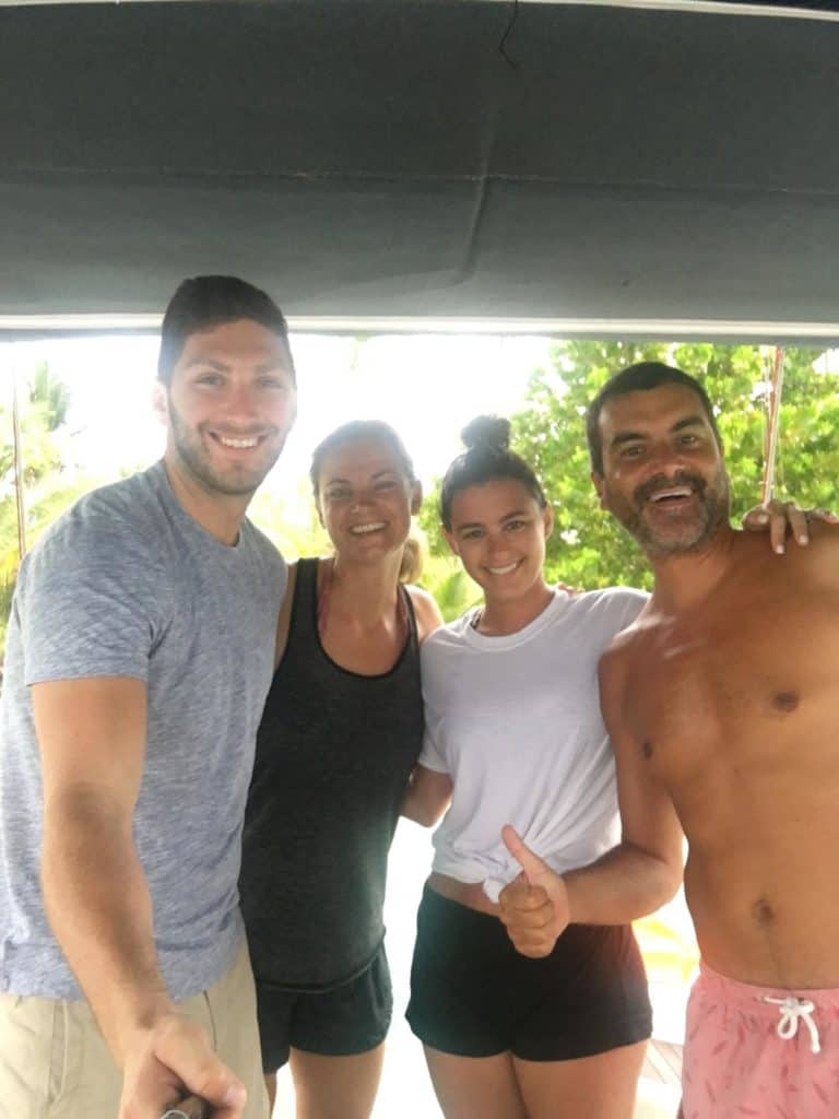 Con los primeros clientes a bordo del Saramia.