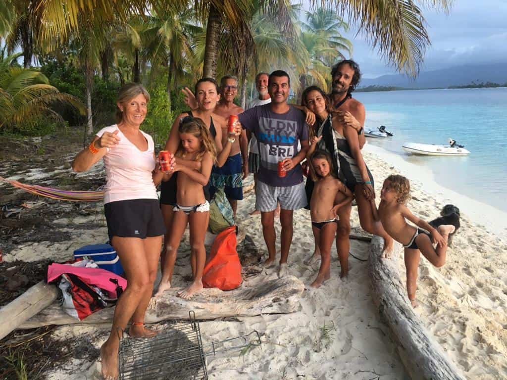 Barbacoa en la playa co los amigos.