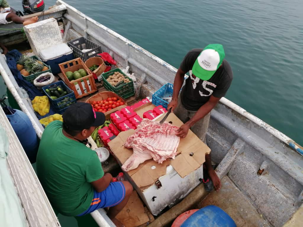 Cortando las costillas de cerdo.
