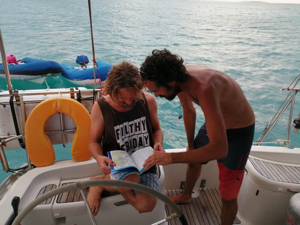 Eric y Edu buscando fondeos secretos en  la guía de Eric.