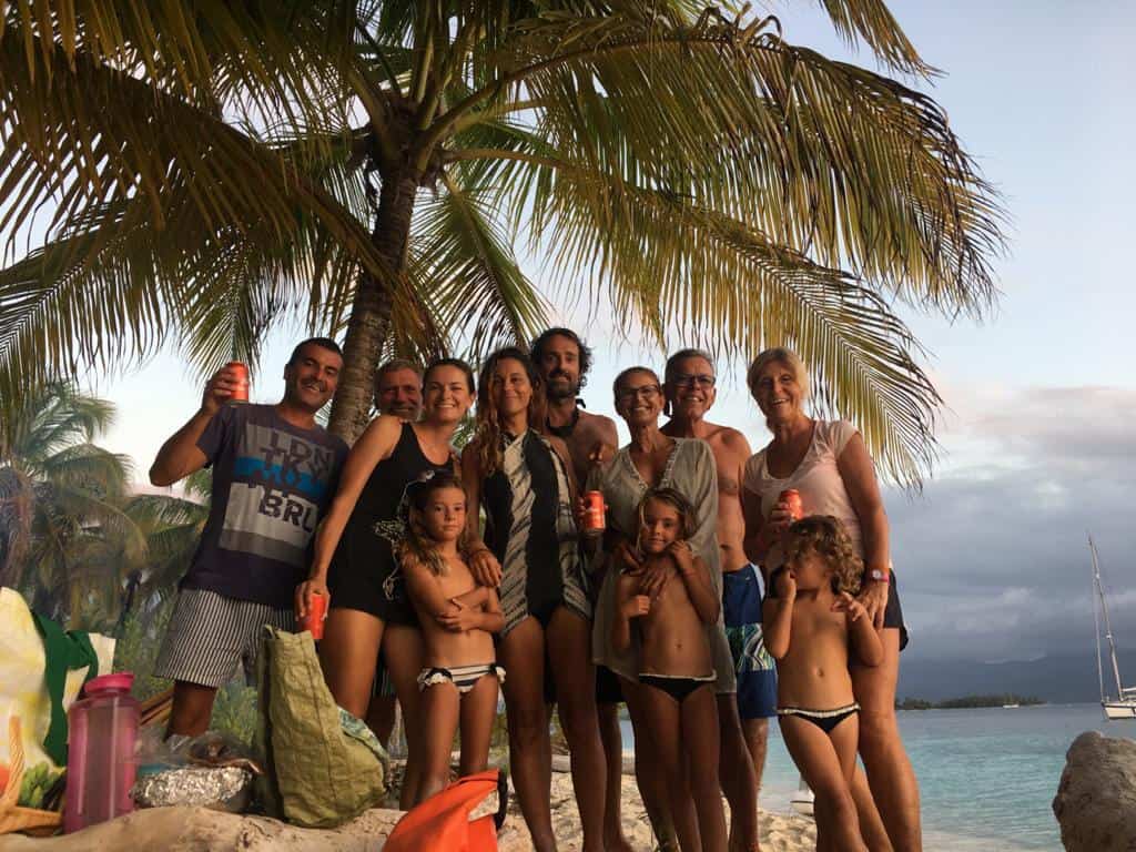 Foto del grupo de aislados españoles en San Blas.