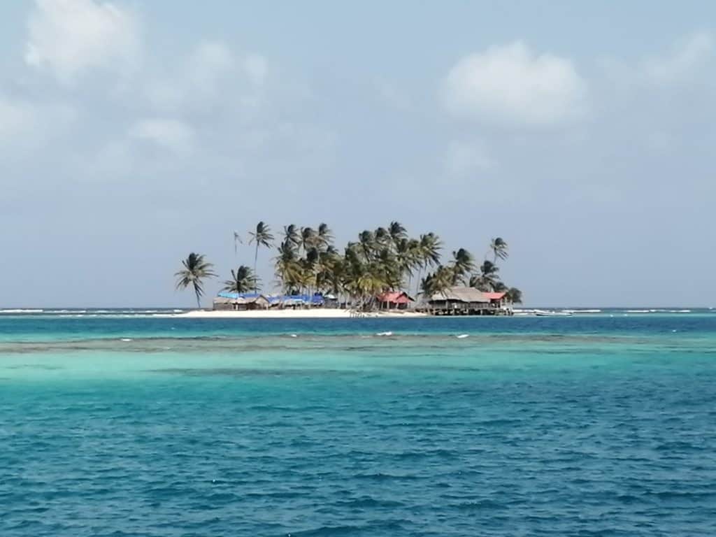 Cabañas en Los Grullos. Una de las muchas islas para turistas en San Blas.