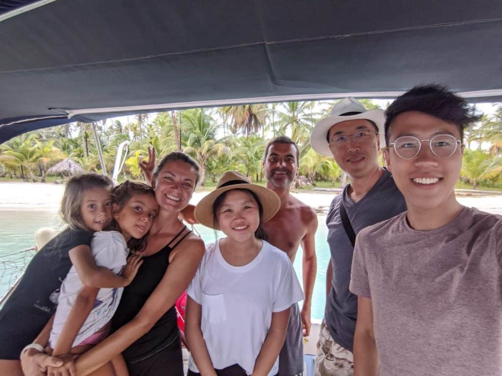 Con Jeff y sus hijos a bordo del Saramia.