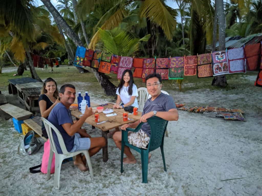 Cenando con la familia de Jeff en Cambombia.