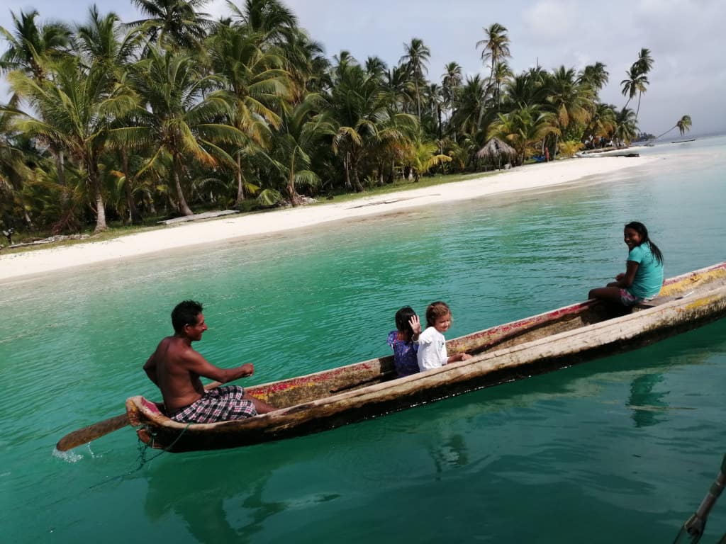 Sara montada en el "Ulu" de Hernan con sus dos hijas.