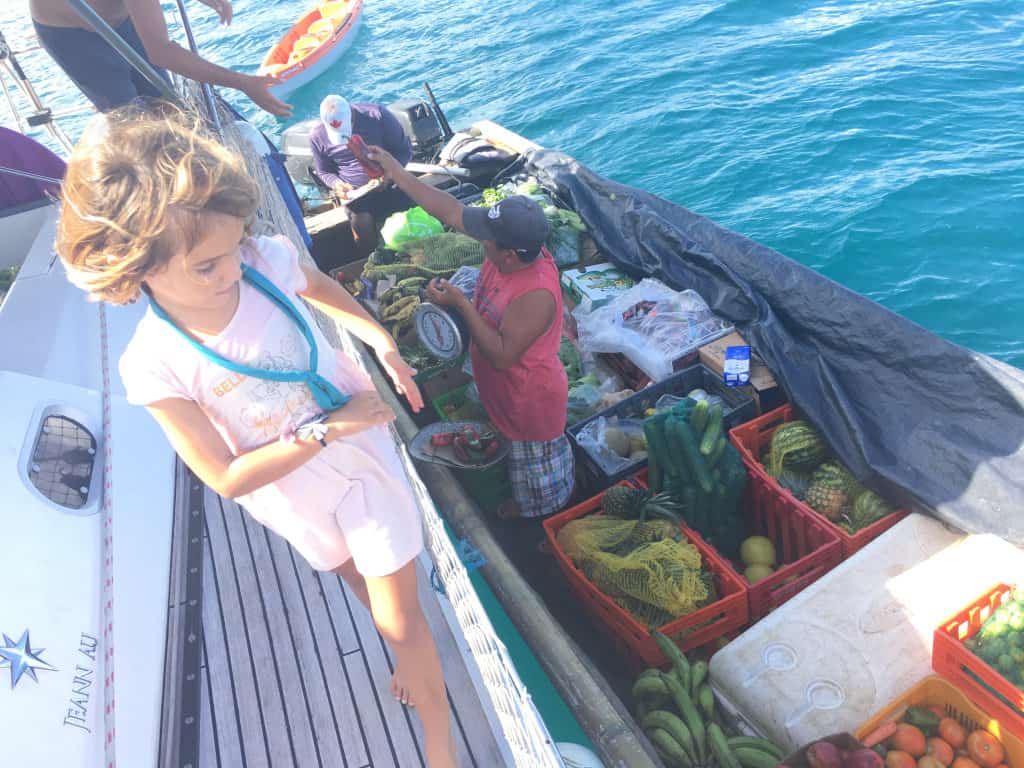 Pesando las verduras.