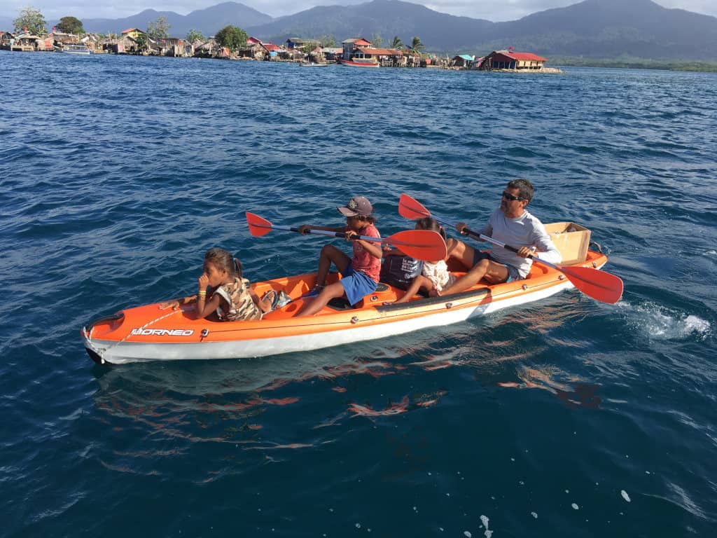 Desembarcando a parte de la familia.