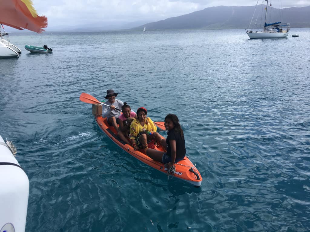Embarcando a la hija y la mujer de Hernan.