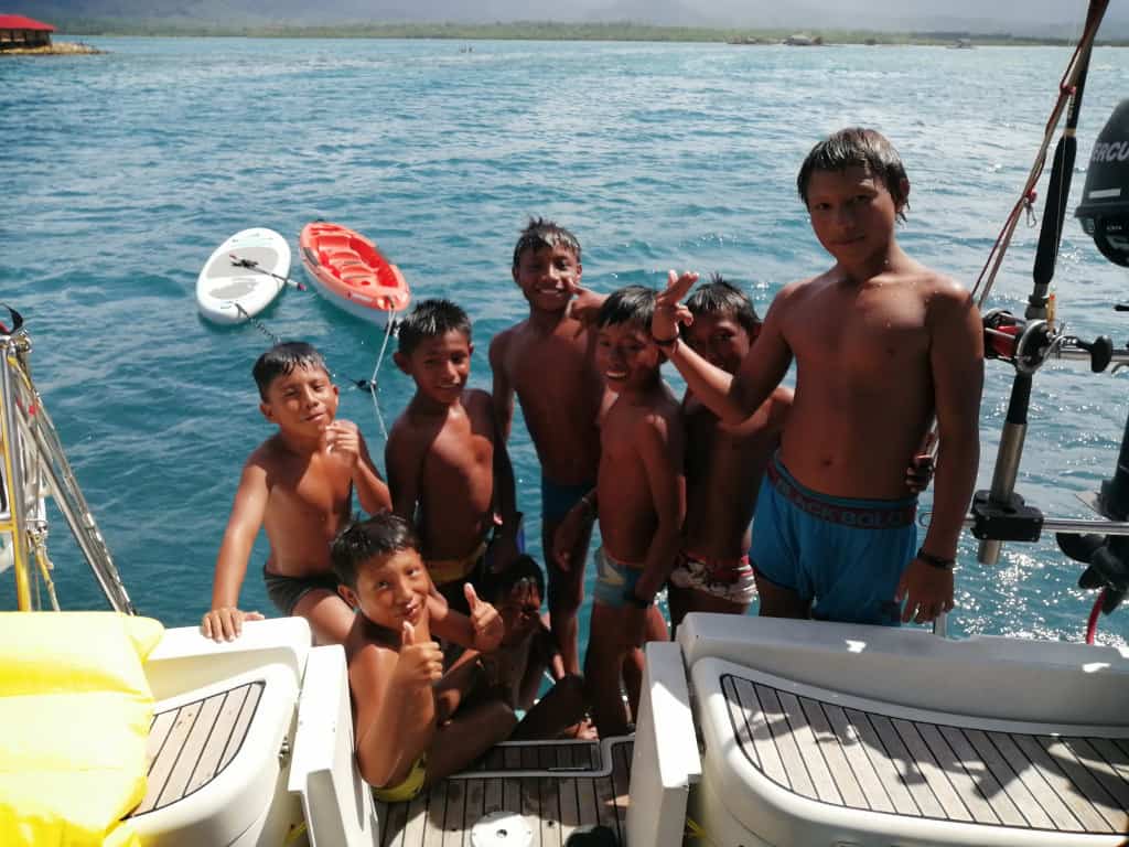 Los Hooligans de Rio Sidra a bordo del Saramia.