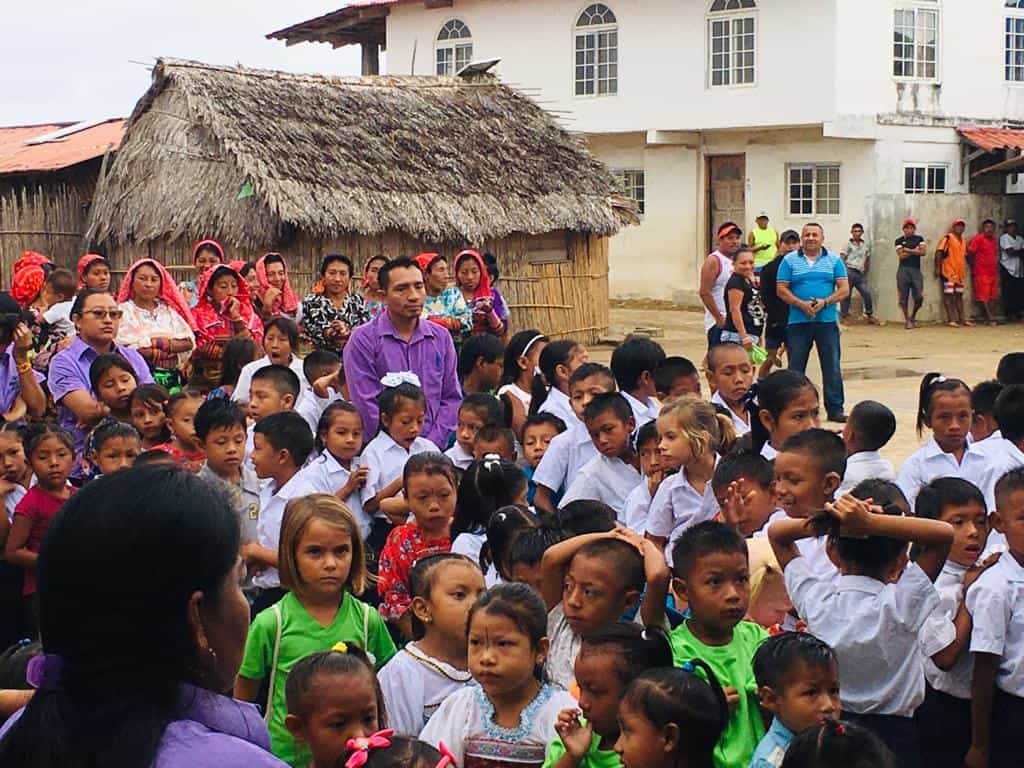 Sara y Mia al limite tras una hora de discurso.