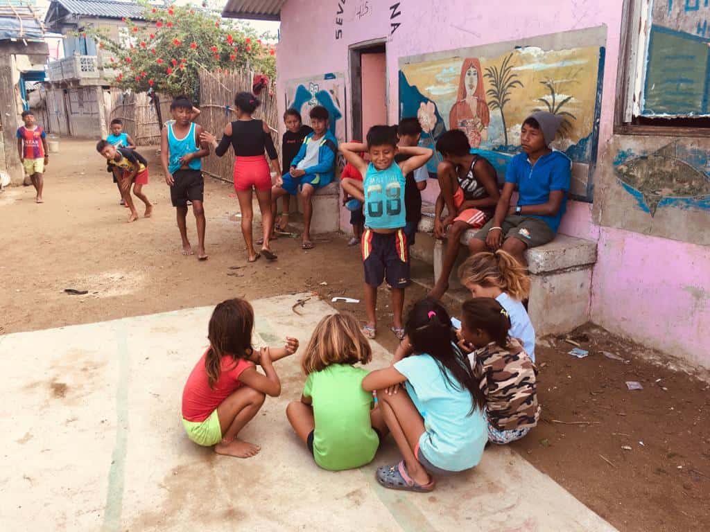 Jugando en las calles de Rio Sidra.