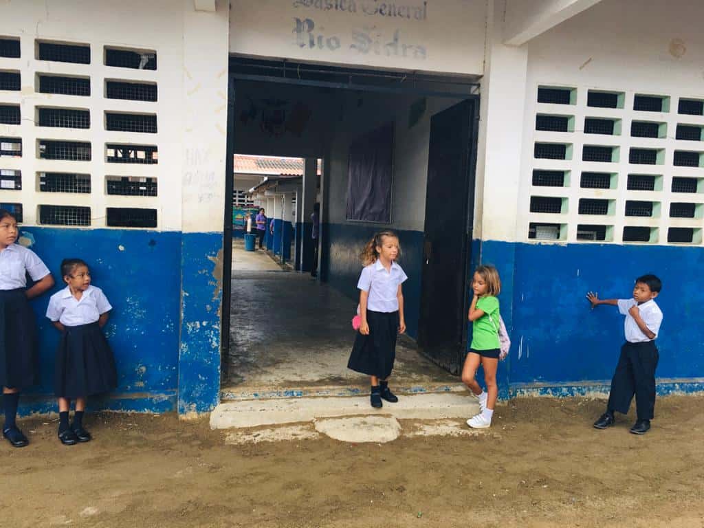 Esperando en la puerta de la escuela.