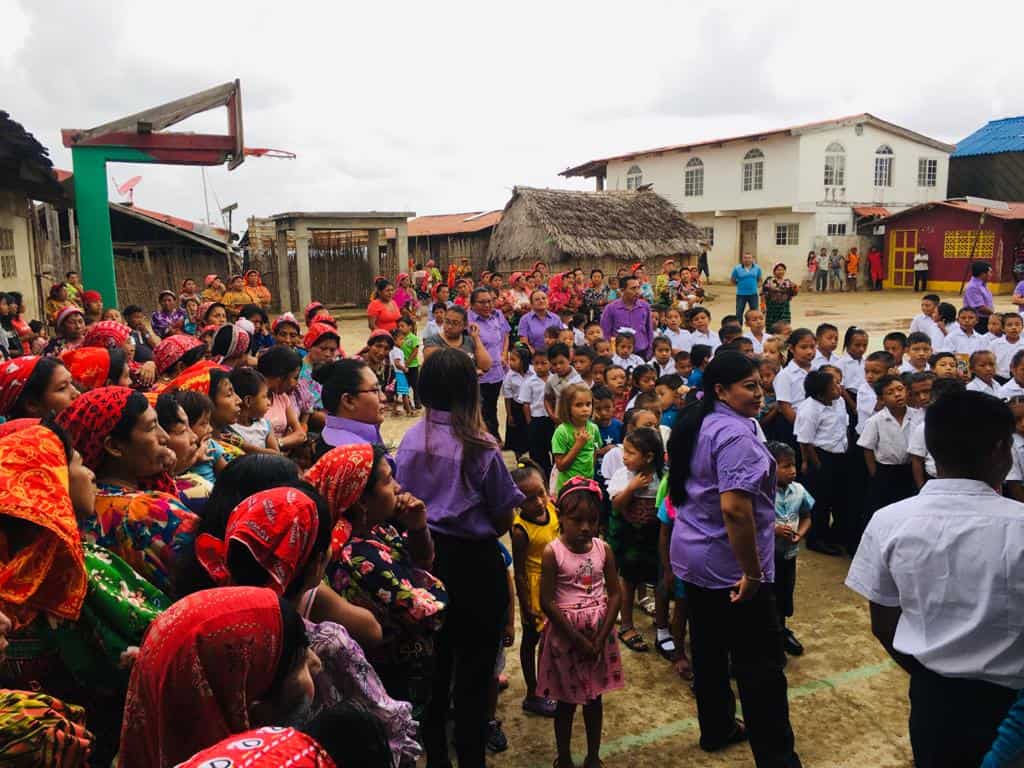 La comunidad escuchando el discurso de la directora.