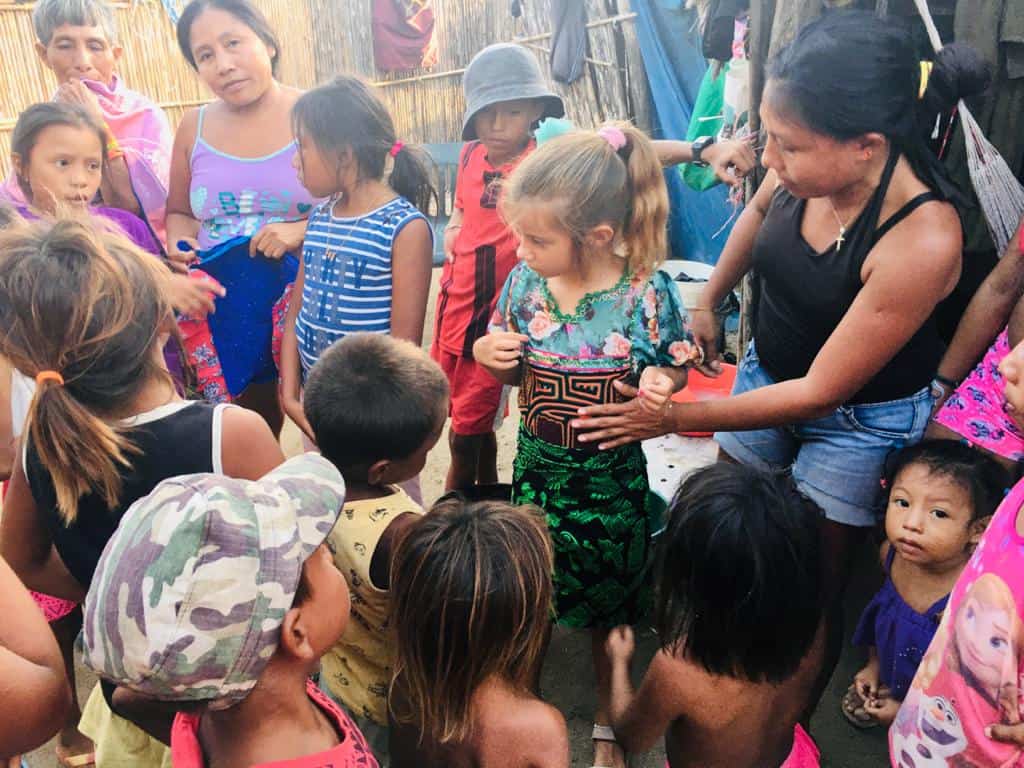 Sara probándose el traje tradicional Guna Yala.