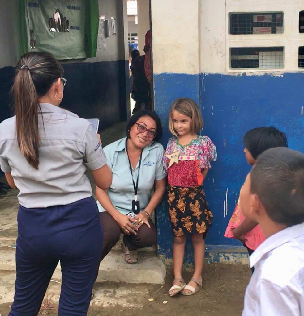 Las profes haciendose fotos con Mia.