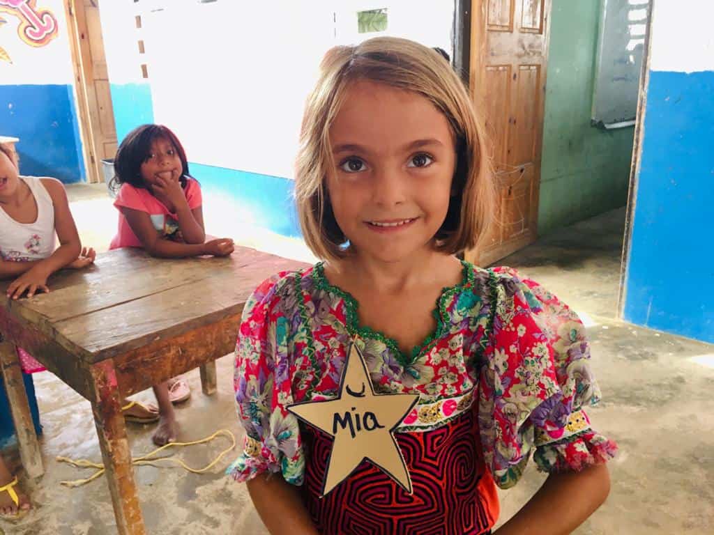 Mia luciendo la estrella con su nombre.