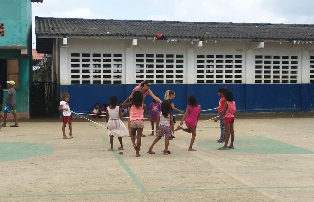 Jugando en la plaza del pueblo.